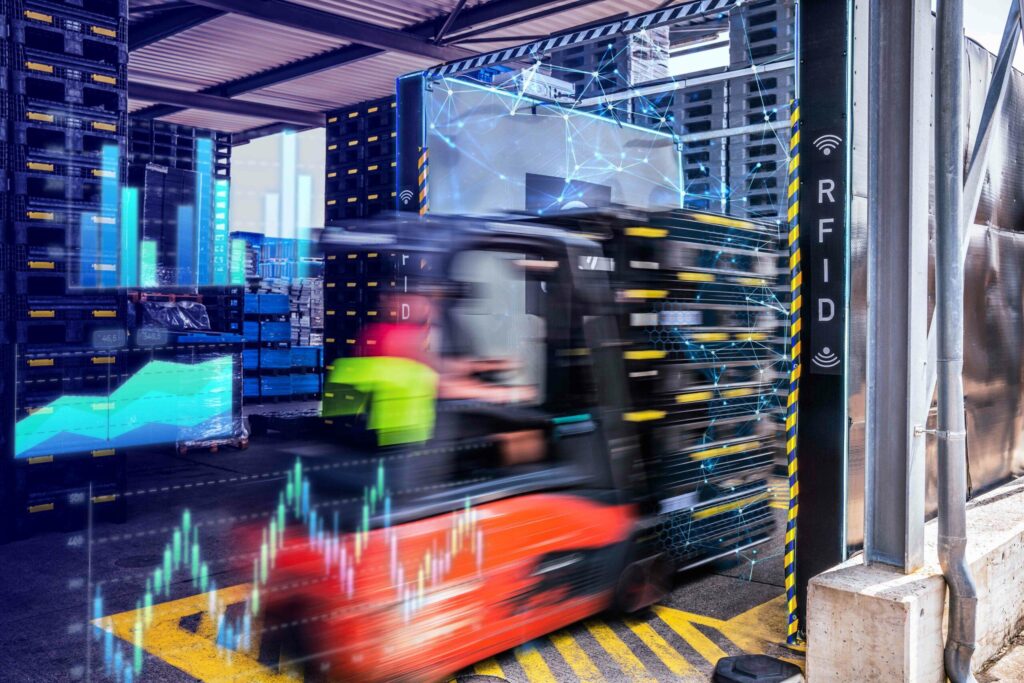 Logistyka zwrotna opakowań – jak działa nowoczesny system obiegu pojemników?